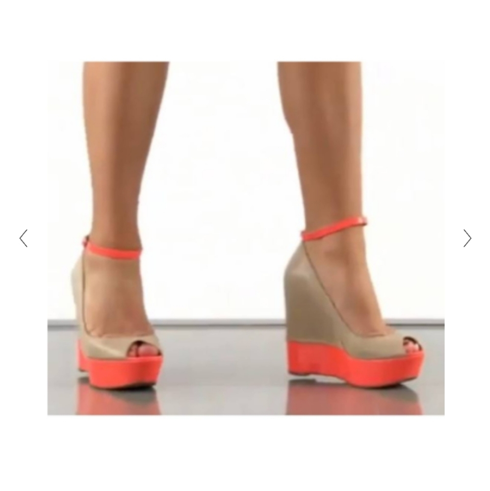 Jessica Simpson "Carrack" Wedge